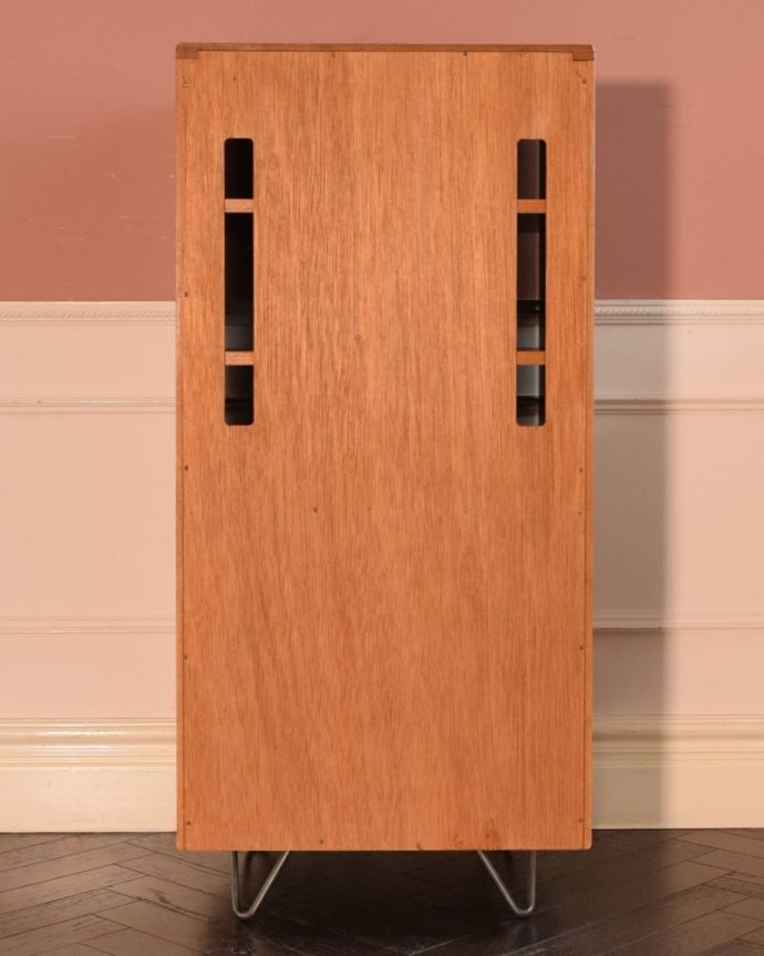 アンティークのキャビネット　アンティーク家具　アンティーク シェルフ（Ｇｐｌａｎ）　後ろ姿もチェックして下さいアンティークは新品ではないので、経年変化によるキズはありますが、専門の職人がキレイにお直しをしているので、後ろ姿までキレイです。(k-2837-f)