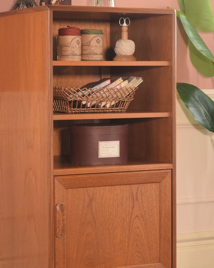 アンティークのキャビネット　アンティーク家具　アンティーク シェルフ（Ｇｐｌａｎ）　扉収納も付いている実力派オープン棚だけじゃなく扉も付いているので、見た目もアンティークらしさたっぷりの美しさ。(k-2837-f)