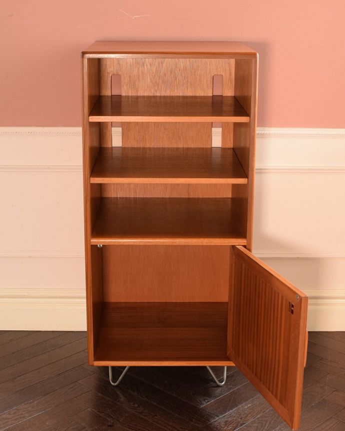 アンティークのキャビネット　アンティーク家具　アンティーク シェルフ（Ｇｐｌａｎ）　扉の中を開けみると･･･閉じれば見えない扉の中も、もちろん専門の職人がキレイに修復しました。(k-2837-f)