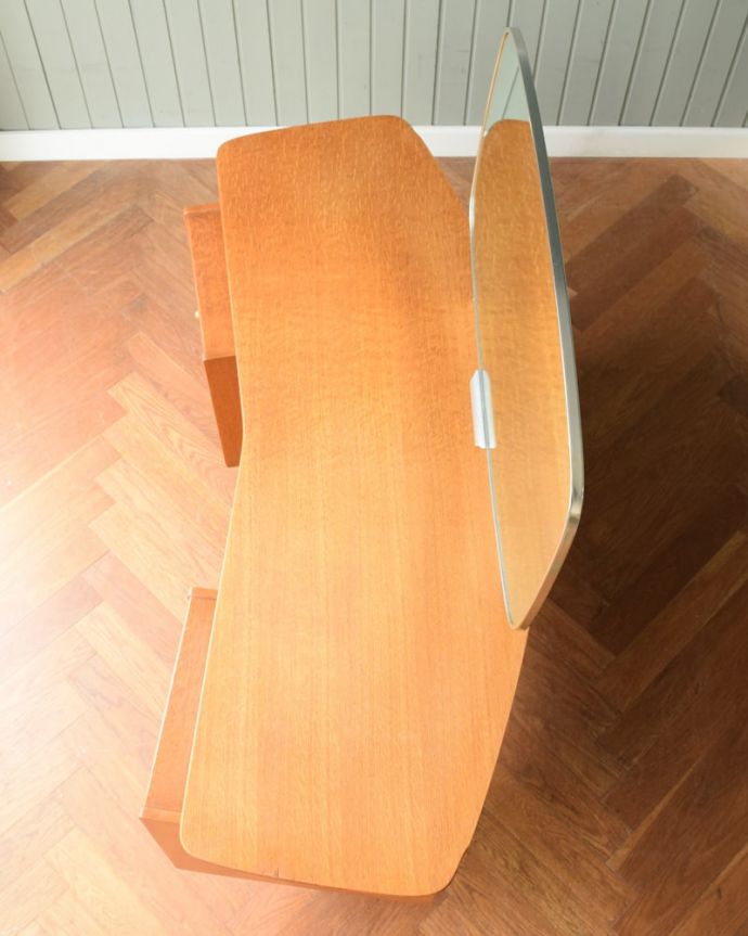 G-PLAN(Gプラン)　アンティーク家具　アンティーク ドレッサー（Ｇｐｌａｎ）　デスクとしても使える広々天板広々とした天板の上はデスクとしても使えるように塗装もキレイに修復しました。(k-2838-f)