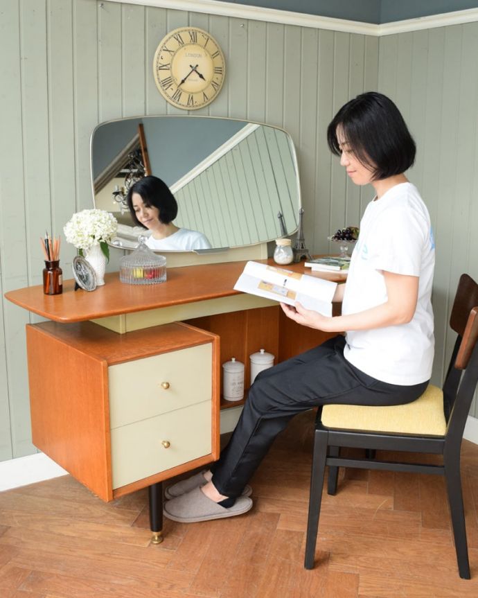 G-PLAN(Gプラン)　アンティーク家具　アンティーク ドレッサー（Ｇｐｌａｎ）　2WAYで使える便利なドレッサー大きくて広々としている天板は、ドレッサーとして使うだけじゃなくてデスクとしても大活躍。(k-2838-f)