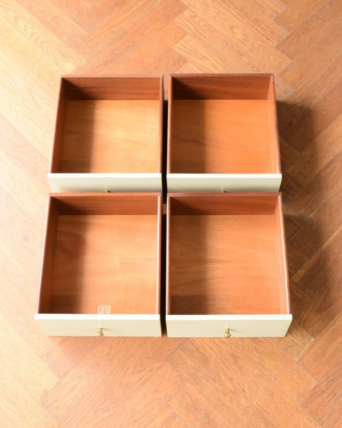 G-PLAN(Gプラン)　アンティーク家具　アンティーク ドレッサー（Ｇｐｌａｎ）　引き出しの中もキレイに修復しました細々としたものを安心して収納していただけるよう引き出しの中もキレイにお直ししてあります。(k-2838-f)