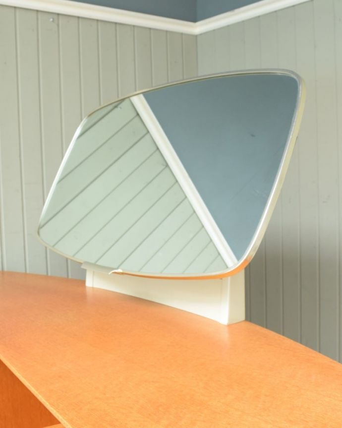 G-PLAN(Gプラン)　アンティーク家具　アンティーク ドレッサー（Ｇｐｌａｎ）　お部屋を広く見せてくれる大きなミラー大きなミラーは身だしなみを整えるのはもちろん、お部屋を広く見せてくれる効果もあります。(k-2838-f)