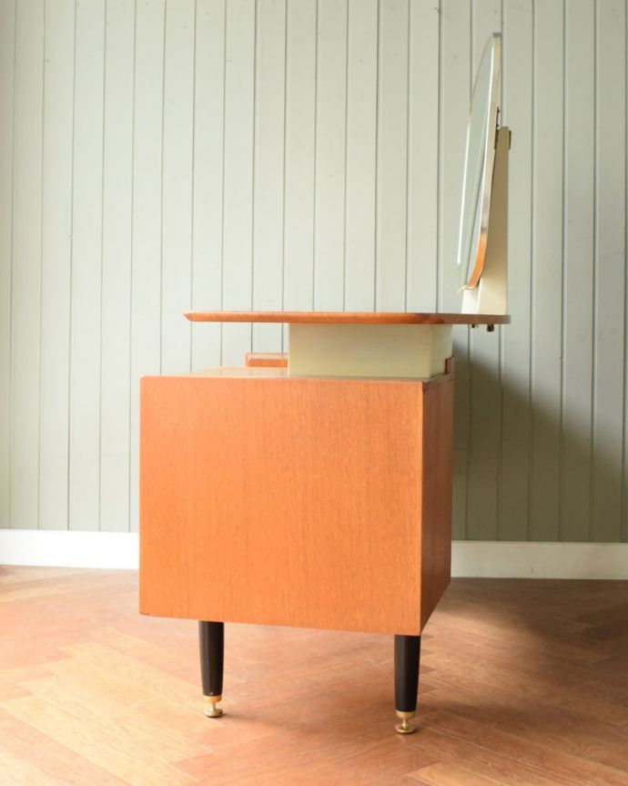 G-PLAN(Gプラン)　アンティーク家具　アンティーク ドレッサー（Ｇｐｌａｎ）　横から見てもカッコいい北欧スタイルの家具は横から見てもクール。(k-2838-f)