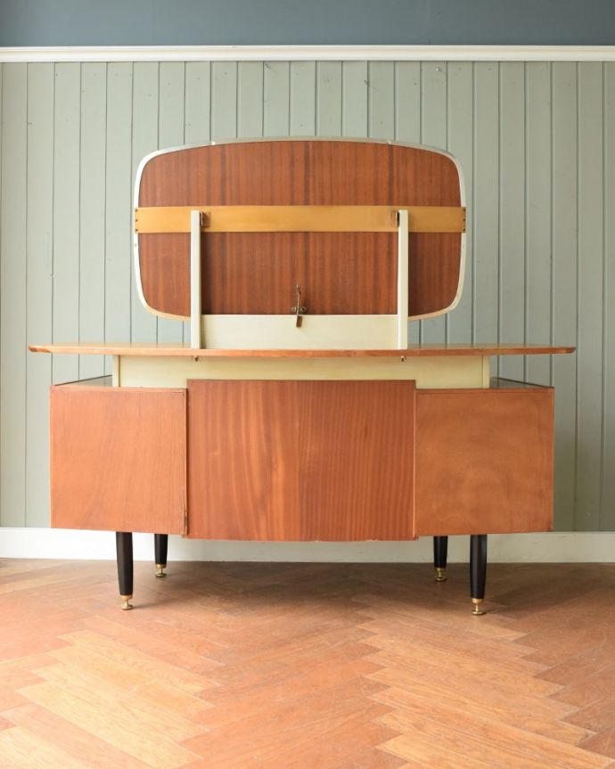 G-PLAN(Gプラン)　アンティーク家具　アンティーク ドレッサー（Ｇｐｌａｎ）。後ろ姿もキレイです。(k-2838-f)