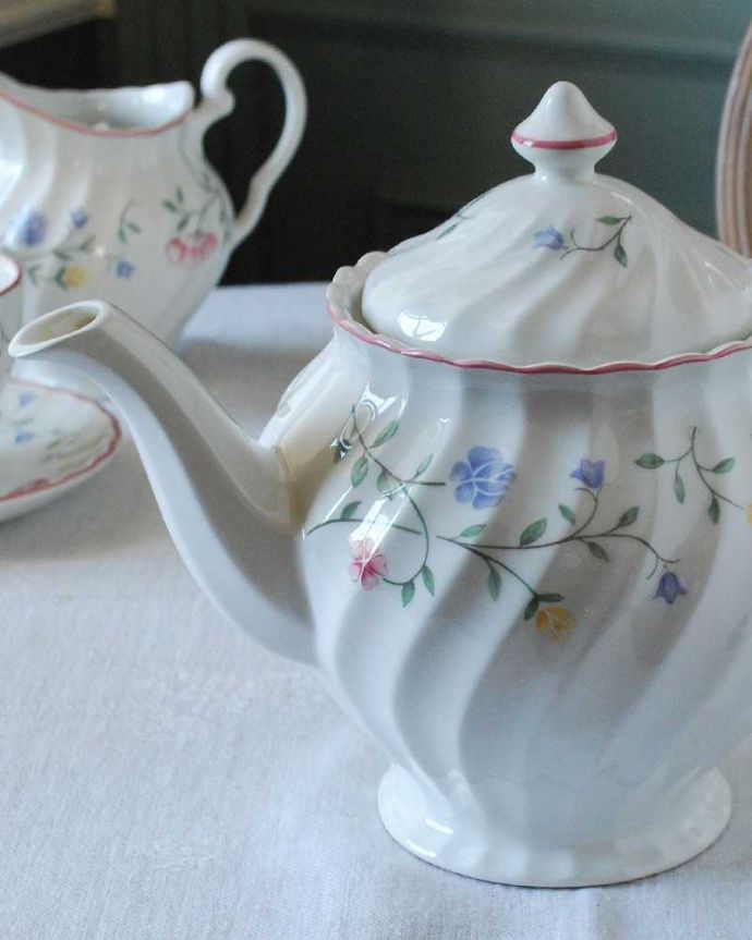アンティーク 陶磁器の雑貨　アンティーク雑貨　ジョンソン・ブラザーズ(サマーチンツ)の上品なお花模様が素敵なアンティークティーポット。お茶の時間に欠かせないティーポット紅茶を愛する英国のお茶の時間に欠かせない陶磁器のティーポット。(k-2838-z)