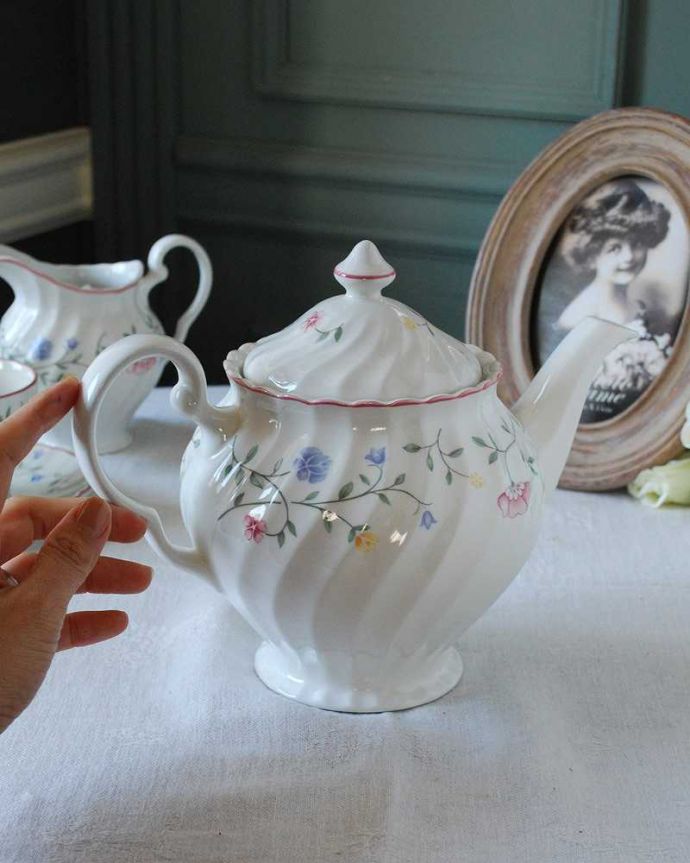 アンティーク 陶磁器の雑貨　アンティーク雑貨　ジョンソン・ブラザーズ(サマーチンツ)の上品なお花模様が素敵なアンティークティーポット。自分だけの使い方で使ってみましょうたっぷり紅茶が注げるサイズ。(k-2838-z)