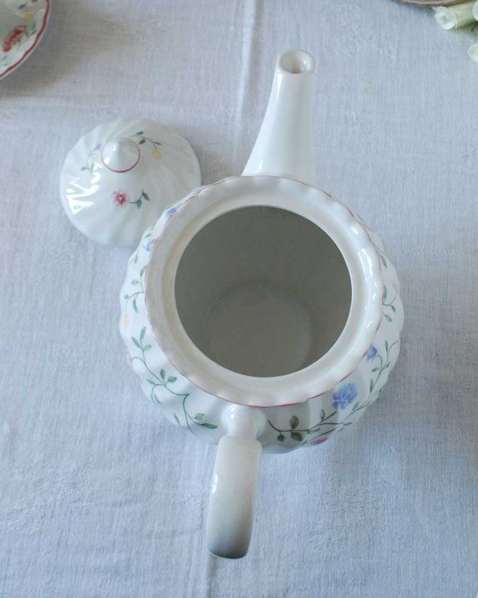 アンティーク 陶磁器の雑貨　アンティーク雑貨　ジョンソン・ブラザーズ(サマーチンツ)の上品なお花模様が素敵なアンティークティーポット。上から見るとこんな感じです状態のいいものだけを選んでいますが、アンティークなのでキズや欠けがある場合があります。(k-2838-z)
