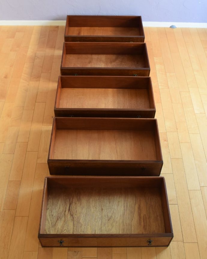 アンティークのチェスト　アンティーク家具　アンティーク チェスト　引き出しの中もキレイに修復しましたお洋服を入れてもいいように、引き出しの中も専門の職人が時間をかけてしっかり修復しました。(k-2839-f)