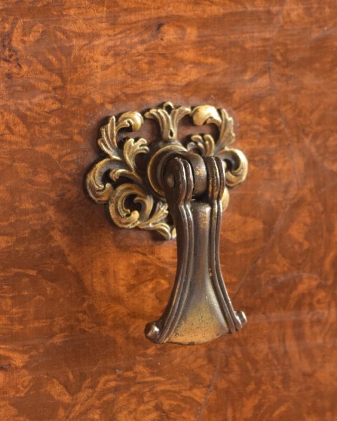 アンティークのチェスト　アンティーク家具　アンティーク チェスト　アンティークらしい取っ手アンティーク家具は取っ手のデザインまで、なんだか高級感があるんですよね。(k-2839-f)