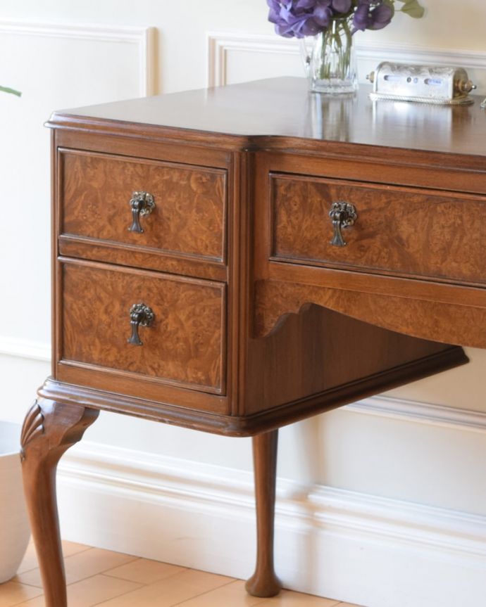 アンティークデスクの美しい木目