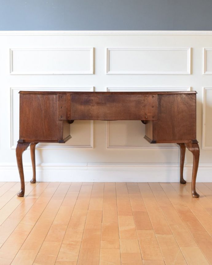 アンティークデスクの後ろ姿