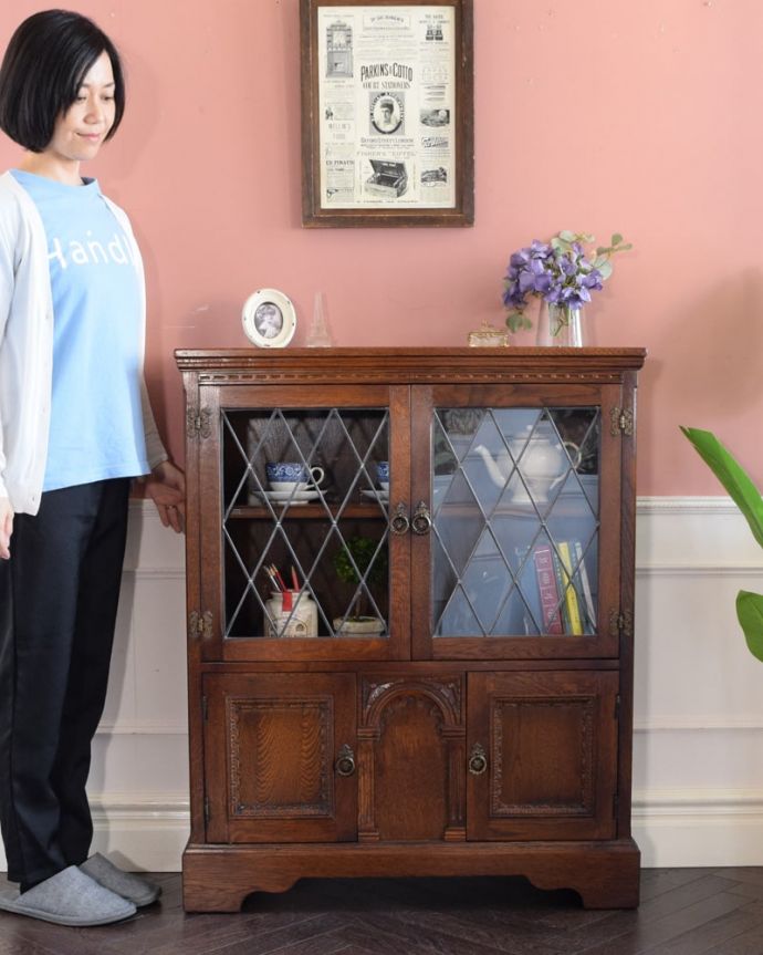 アンティークのキャビネット　アンティーク家具　英国のアンティーク家具、ステンドグラスの扉がカッコいい本棚。ステンドグラスの扉が美しいキャビネット扉がステンドグラスになっているから、キャビネットとステンドグラスの両方を一気に手に入れることが出来ちゃうんです。(k-2841-f)