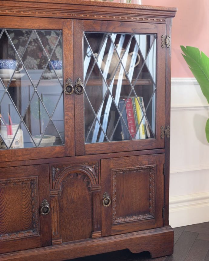 アンティークのキャビネット　アンティーク家具　英国のアンティーク家具、ステンドグラスの扉がカッコいい本棚。まずはステンドグラスを楽しみましょう現代のように機械が発達していない時代に作られたステンドグラス。(k-2841-f)