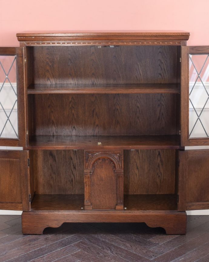 アンティークのキャビネット　アンティーク家具　英国のアンティーク家具、ステンドグラスの扉がカッコいい本棚。扉を開けた内側はこんな感じですキャビネットの中も職人がしっかり修復したのでキレイです。(k-2841-f)