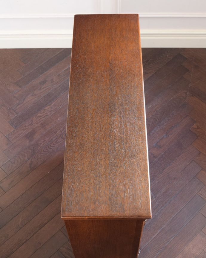 アンティークのキャビネット　アンティーク家具　英国のアンティーク家具、ステンドグラスの扉がカッコいい本棚。天板もキレイに仕上げました。(k-2841-f)