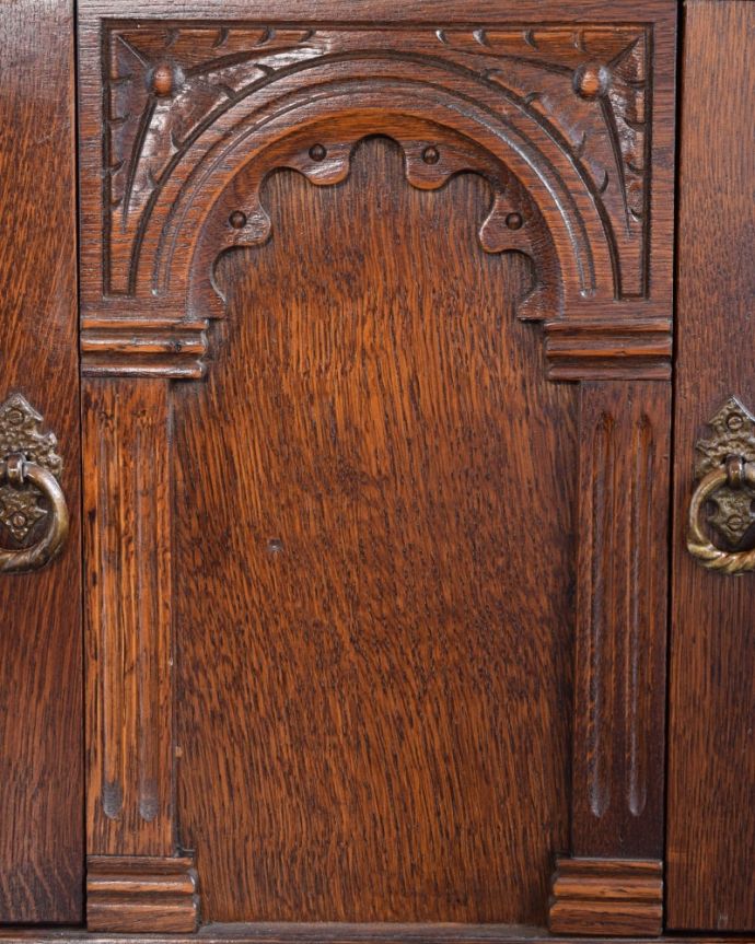 アンティークのキャビネット　アンティーク家具　英国のアンティーク家具、ステンドグラスの扉がカッコいい本棚。いろんな場所にこだわり彫のデザインもいろいろです。(k-2841-f)