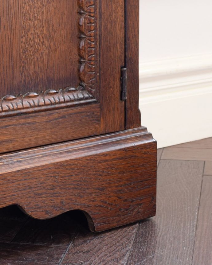 アンティークのキャビネット　アンティーク家具　英国のアンティーク家具、ステンドグラスの扉がカッコいい本棚。女性１人でもラクに運べちゃうヒミツHandleのアンティークは、脚の裏にフェルトキーパーをお付けしているので、床を滑らせれば女性でも移動がカンタンに出来ます！ご安心下さい。(k-2841-f)