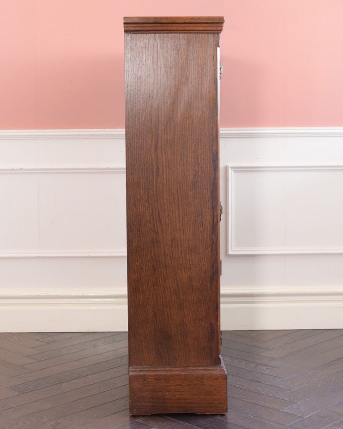 アンティークのキャビネット　アンティーク家具　英国のアンティーク家具、ステンドグラスの扉がカッコいい本棚。横から見てもステキもちろん横もキレイに修復していますので、横顔だって美しいんです。(k-2841-f)