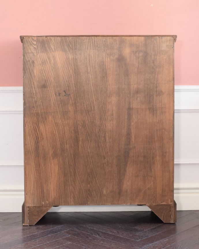 アンティークのキャビネット　アンティーク家具　英国のアンティーク家具、ステンドグラスの扉がカッコいい本棚。後ろ姿もキレイです。(k-2841-f)