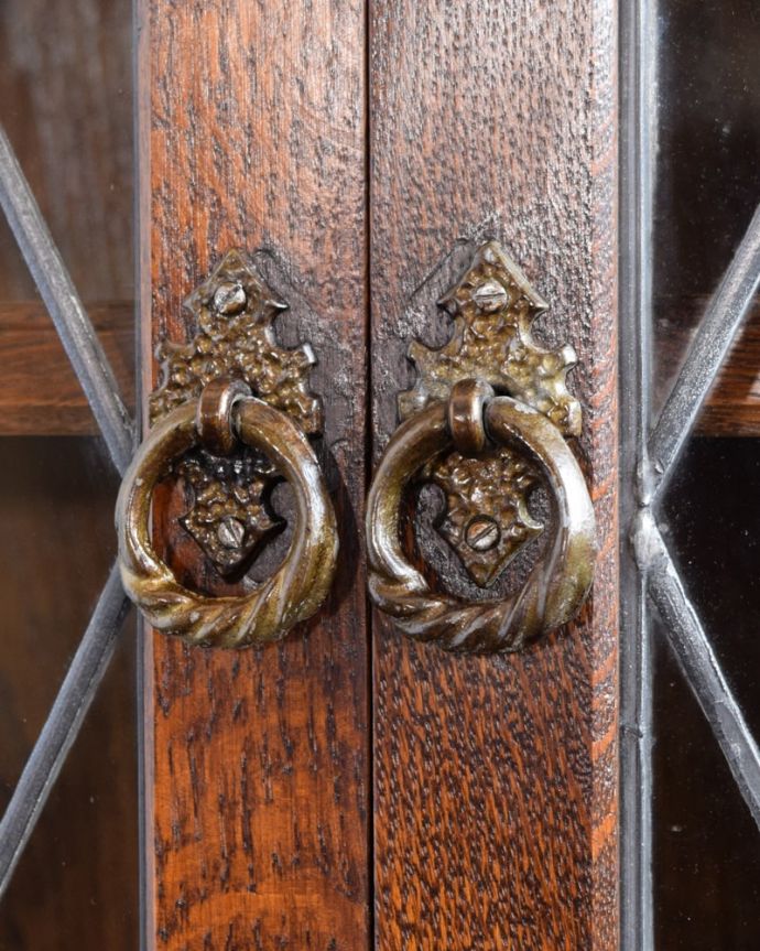 アンティークのキャビネット　アンティーク家具　英国のアンティーク家具、ステンドグラスの扉がカッコいい本棚。開ける度にワクワク取っ手だけを見ていても現代とは違って良質な素材が使われているのが分かります。(k-2841-f)