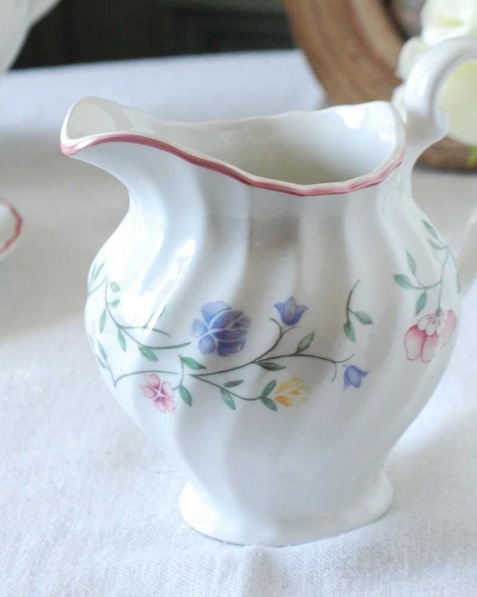 アンティーク 陶磁器の雑貨　アンティーク雑貨　ジョンソン・ブラザーズ(サマーチンツ)の上品なお花模様が素敵なアンティークミルクポット。お茶の時間に欠かせないミルクピッチャー紅茶を愛する英国のお茶の時間に欠かせないミルクティーのために作られた陶磁器のミルクピッチャー。(k-2841-z)