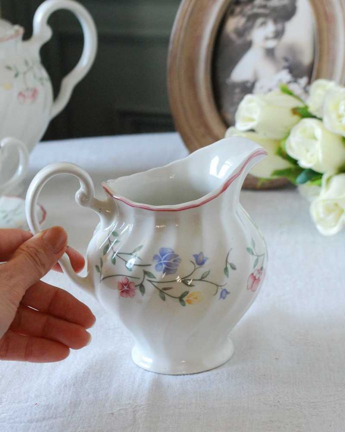 アンティーク 陶磁器の雑貨　アンティーク雑貨　ジョンソン・ブラザーズ(サマーチンツ)の上品なお花模様が素敵なアンティークミルクポット。自分だけの使い方で使ってみましょうたっぷりミルクが注げるように、英国のミルクピッチャーのサイズは他の国のものと比べて大きめに作られていて実用的。(k-2841-z)