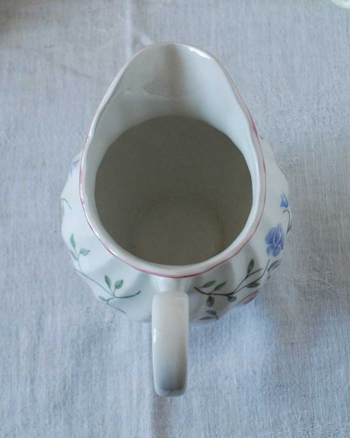 アンティーク 陶磁器の雑貨　アンティーク雑貨　ジョンソン・ブラザーズ(サマーチンツ)の上品なお花模様が素敵なアンティークミルクポット。上から見るとこんな感じです状態のいいものだけを選んでいますが、アンティークなのでキズや欠けがある場合があります。(k-2841-z)