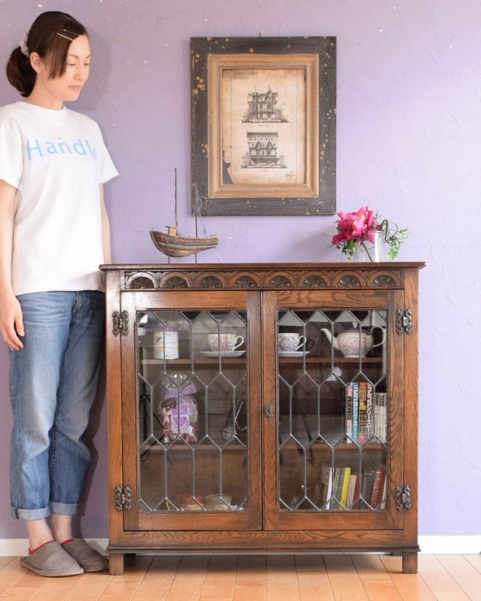 アンティークのキャビネット アンティーク家具 アンティーク ブックケース ステンドグラスの扉が美しいキャビネット扉がステンドグラスになっているから、キャビネットとステンドグラスの両方を一気に手に入れることが出来ちゃうんです。(k-2843-f)