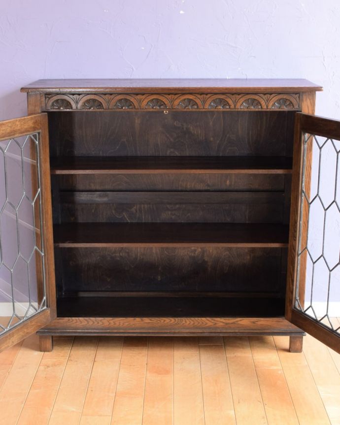 アンティークのキャビネット アンティーク家具 アンティーク ブックケース 扉を開けた内側はこんな感じですキャビネットの中も職人がしっかり修復したのでキレイです。(k-2843-f)