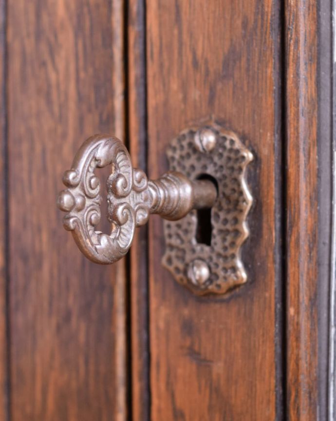 アンティークのキャビネット アンティーク家具 アンティーク ブックケース 大切なものも収納出来ますおとぎ話に出てくるような可愛いアンティークの鍵が付いています。(k-2843-f)