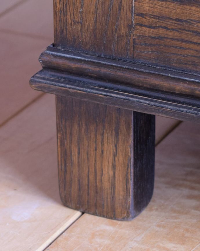 アンティークのキャビネット アンティーク家具 アンティーク ブックケース 女性1人でもラクに運べちゃうヒミツHandleのアンティークは、脚の裏にフェルトキーパーをお付けしているので、床を滑らせれば女性でも移動がカンタンに出来ます!ご安心下さい。(k-2843-f)