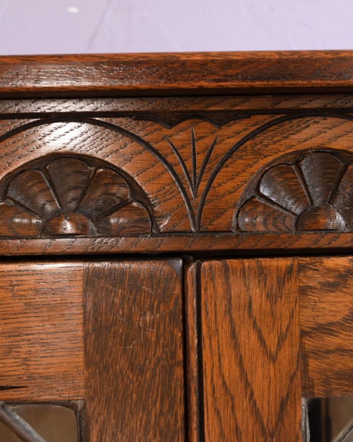 アンティークのキャビネット アンティーク家具 アンティーク ブックケース ここの彫も最上級の美しさいろんな部分の美しさが重なり合って、最上級の美しさを醸し出してくれます。(k-2843-f)