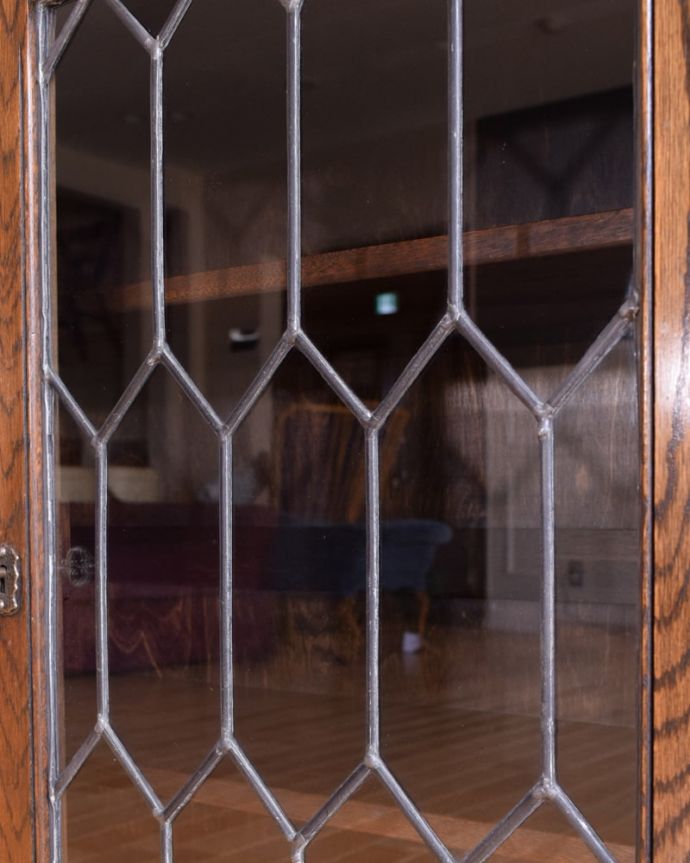 アンティークのキャビネット アンティーク家具 アンティーク ブックケース いろんな場所にこだわり彫のデザインもいろいろです。(k-2843-f)