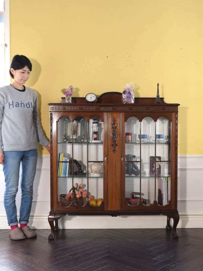 英国アンティークのガラスキャビネット