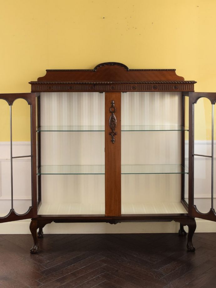 ガラスキャビネットの扉の中