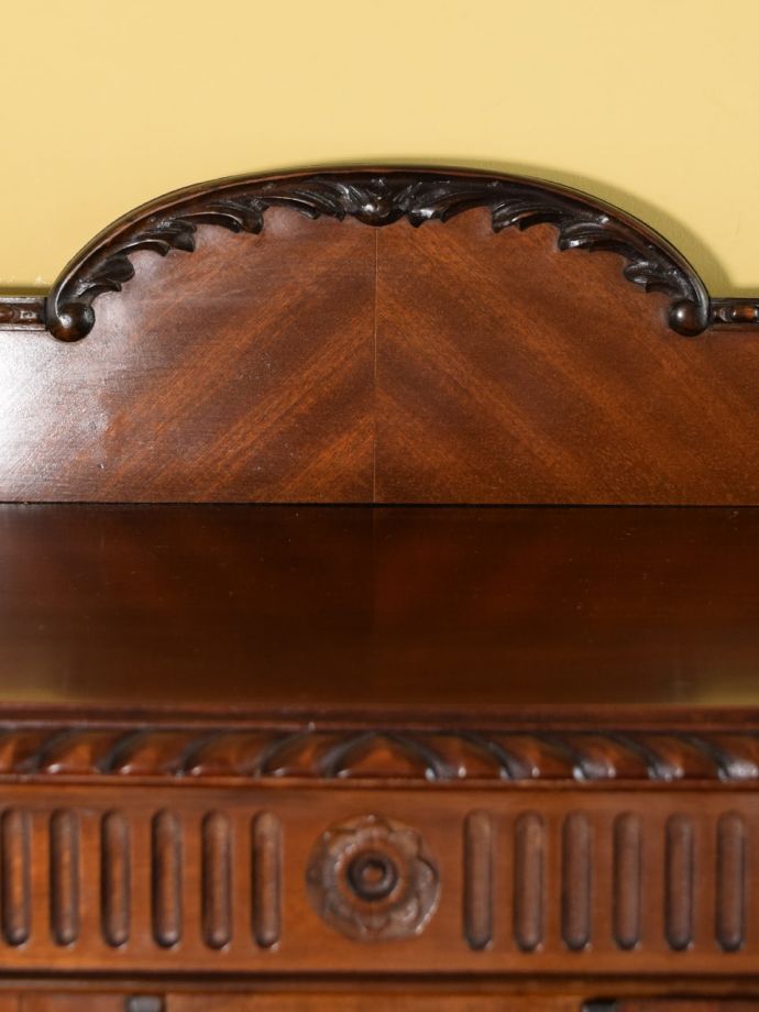 英国アンティーク家具らしい彫