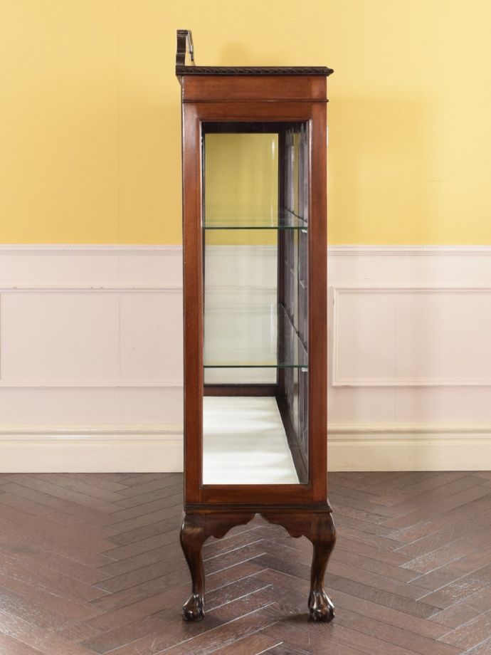 キャビネットの側面