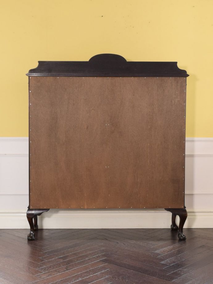 キャビネットの後ろ姿