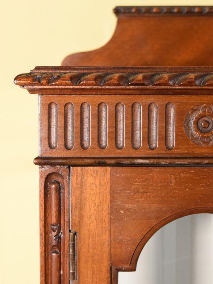 キャビネットの華やかな装飾