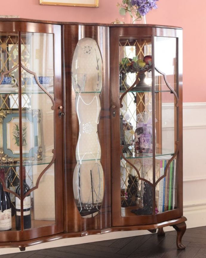 アンティークのキャビネット アンティーク家具 アンティーク キャビネット ガラス越しに中をのぞいてみると・・・光りが入るとミラーに反射してキラッと輝くから、中に入れたものにまるでスポットライトが当たっているように見えちゃうんです。(k-2846-f)