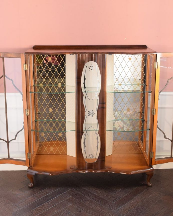 アンティークのキャビネット アンティーク家具 アンティーク キャビネット 扉を開けて中を見てみると…背板の布は新しい生地に張り替えました。(k-2846-f)