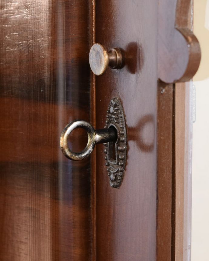 アンティークのキャビネット アンティーク家具 アンティーク キャビネット 開ける度にワクワク・・・鍵が付いています。(k-2846-f)