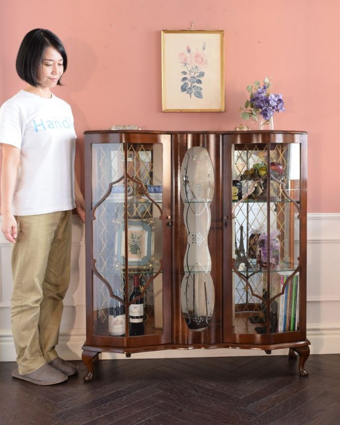 アンティークのキャビネット アンティーク家具 アンティーク キャビネット キラキラな毎日が過ごせるガラスのキャビネット背中がミラーになっているガラスのキャビネットは、光が入るたびに鏡に反射して中に入っているものをキラキラ輝かせてくれます。(k-2846-f)