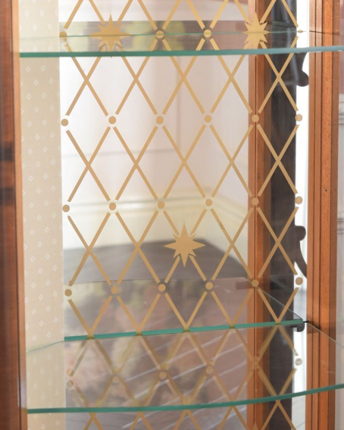 アンティークのキャビネット 到着予定商品 アンティーク キャビネット。ミラーには模様がついています背板のミラーにも美しい模様が入っているのでお部屋を華やかにしてくれます。(k-2846-f)