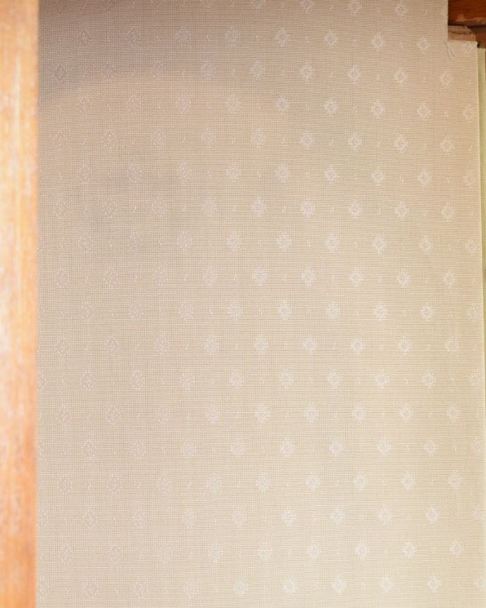 アンティークのキャビネット アンティーク家具 アンティーク キャビネット 新しく貼り替えましたキャビネットに似合う生地を選んで張り替えた背板。(k-2846-f)