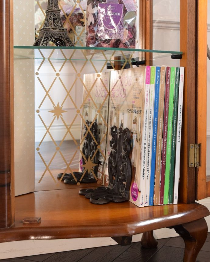 アンティークのキャビネット アンティーク家具 アンティーク キャビネット 扉の中は収納たっぷりA4サイズの雑誌までしっかり収納出来ちゃう大きさ。(k-2846-f)