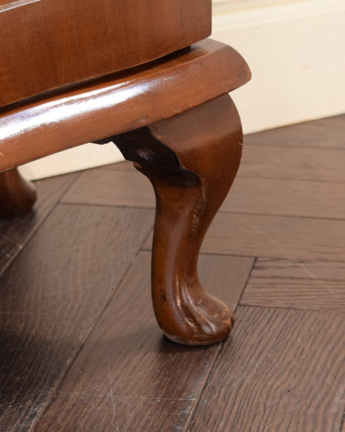 アンティークのキャビネット アンティーク家具 アンティーク キャビネット 女性1人でもラクに運べちゃうヒミツHandleのアンティークは、脚の裏にフェルトキーパーをお付けしているので、床を滑らせれば女性でも移動がカンタンに出来ます!。(k-2846-f)