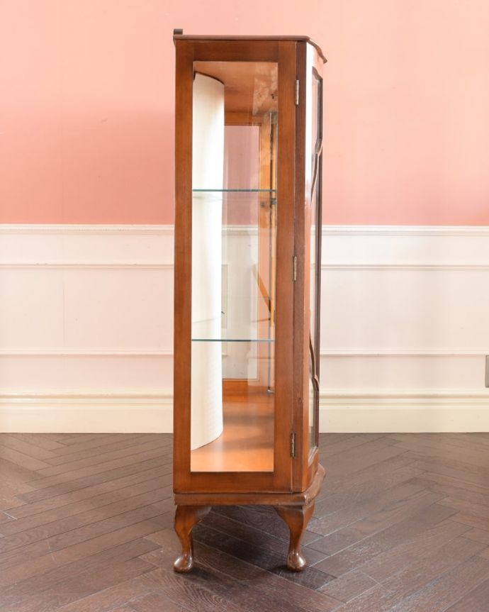 アンティークのキャビネット アンティーク家具 アンティーク キャビネット サイドからもたっぷりの光背板の部分以外は全てガラス。(k-2846-f)