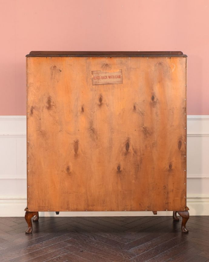 アンティークのキャビネット アンティーク家具 アンティーク キャビネット キレイに修復しました!アンティークは新品ではないので、経年変化によるキズはありますが、専門の職人がキレイにお直しをしているので、後ろ姿もキレイです。(k-2846-f)